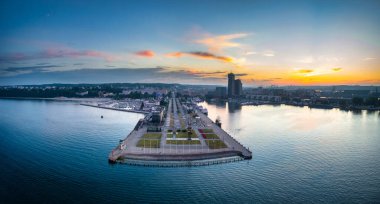 Günbatımında modern mimari ve Gdynia şehir yazıtlarıyla birlikte limanın havadan manzarası. Polonya.