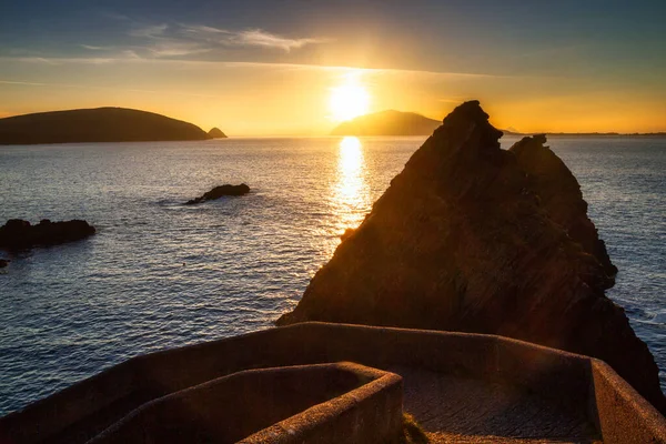 アイルランドのケリー州ディングル半島のダンキンピアの大西洋の素晴らしい夕日 — ストック写真