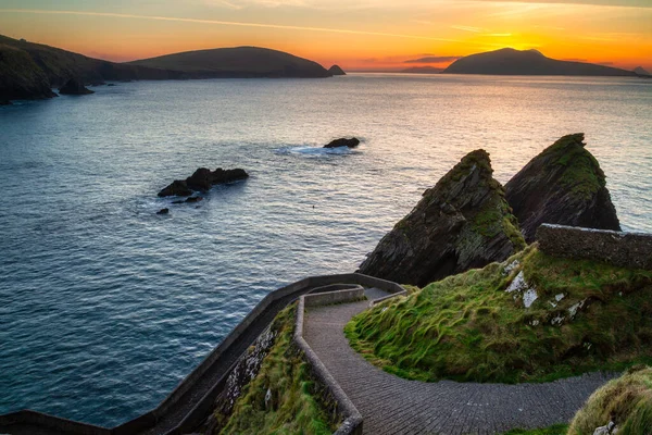 Niesamowity Zachód Słońca Nad Oceanem Atlantyckim Molo Dunquin Półwyspie Dingle — Zdjęcie stockowe