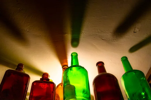 Bouteilles Alcool Vides Projetant Une Ombre Sur Plafond — Photo