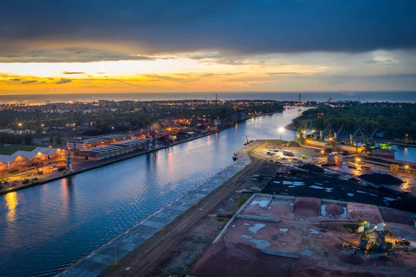 黄昏时分 格但斯克造船厂与马特瓦 维斯拉运河的景象 — 图库照片