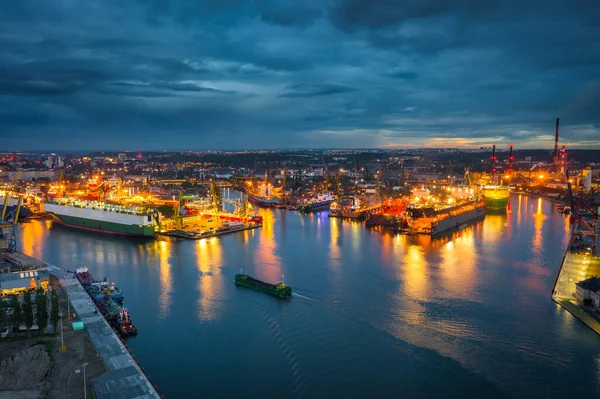 夕暮れ時にマルトワ ウィスラ運河とグダニスクの造船所の風景 ポーランド — ストック写真