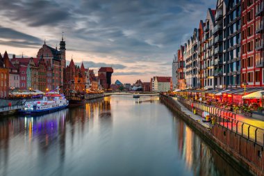 Gdansk, Polonya - 23 Mayıs 2021: Polonya 'nın başkenti Susnet' te Motlawa nehrinin üzerindeki Gdansk 'ta tarihi liman vinciyle ana kentin mimarisi.