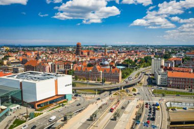 Gdansk, Polonya - 30 Mayıs 2018: Polonya 'nın başkenti Gdansk' ta Helios sineması olan bir alışveriş merkezi. Gdansk, Polonya Pomeranya 'nın tarihi başkentidir..