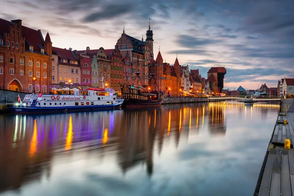 Gdansk, Polonya - 23 Mayıs 2021: Polonya 'nın başkenti Susnet' te Motlawa nehrinin üzerindeki Gdansk 'ta tarihi liman vinciyle ana kentin mimarisi.