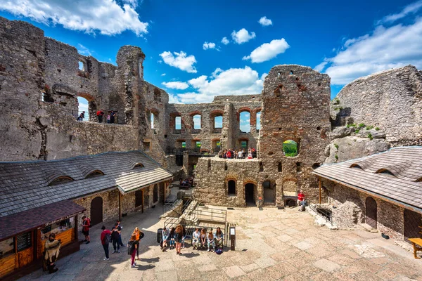 Ogrodzieniec ポーランド 2021年6月2日 歴史的建造物を訪れる観光客とOgrodzieniec城の遺跡の美しい建築 ポーランド — ストック写真