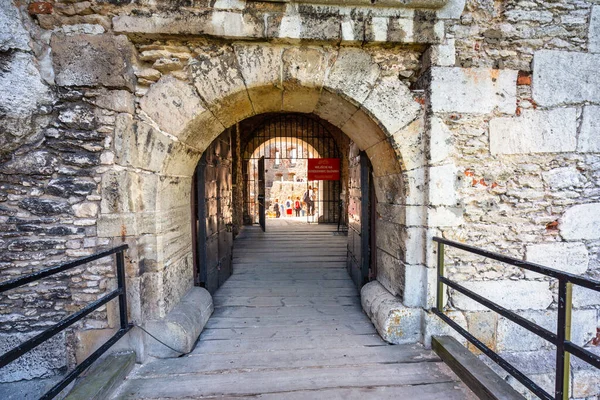 Ogrodzieniec Poland June 2021 Beautiful Architecture Ruins Ogrodzieniec Castle Tourists — Stock Photo, Image