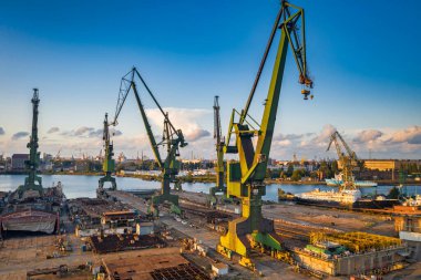 Gün batımında Gdansk 'taki Crane tersanesinde. Polonya
