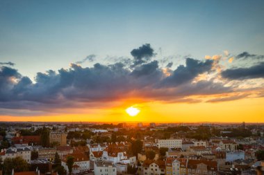 Gün batımında Vistula Nehri 'nin kıyısındaki Tchew' in güzel manzarası. Polonya