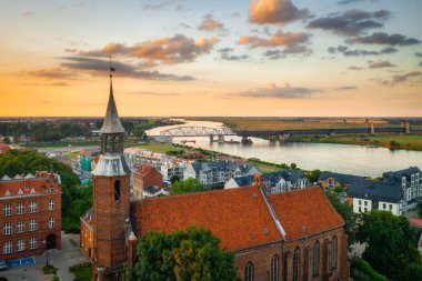 Gün batımında Vistula Nehri 'nin kıyısındaki Tchew' in güzel manzarası. Polonya