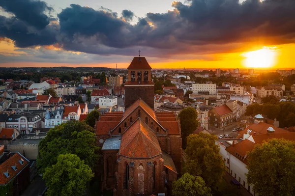 Gün batımında Vistula Nehri 'nin kıyısındaki Tchew' in güzel manzarası. Polonya
