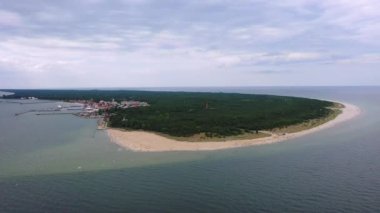 Baltık Denizi kıyısındaki Hel yarımadasının havadan manzarası. Polonya.