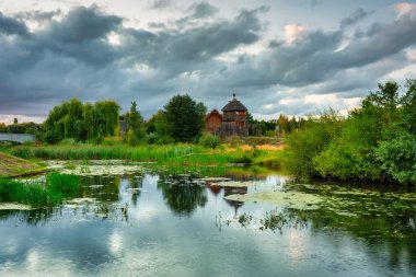 Pruszcz Gdanski, Polonya 'daki Ticaret Fabrikası' nın yerleşim yeri üzerinde güzel bir gün batımı.