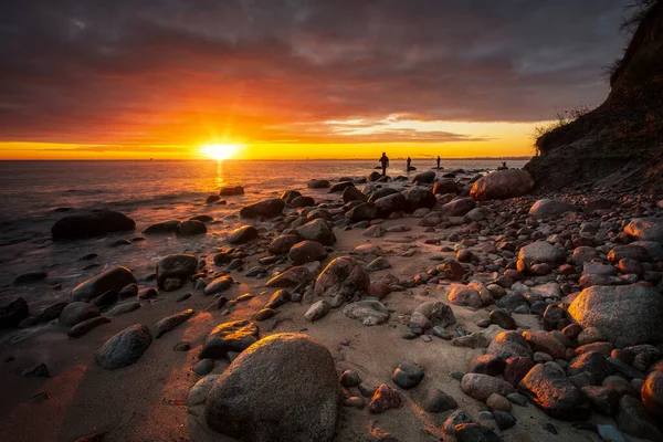 Angler Auf Einem Felsen Der Ostsee Bei Sonnenaufgang Gdingen Polen — Stockfoto