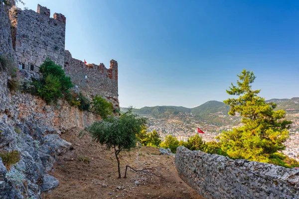 地中海畔阿拉亚市山上美丽的城堡 土耳其 — 图库照片