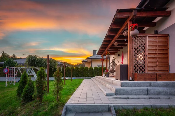 Una Moderna Casa Unifamiliar Con Jardín Atardecer — Foto de Stock