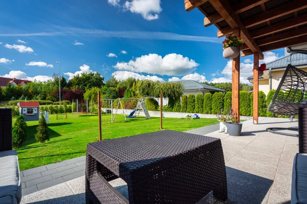 Terrasse Eines Modernen Einfamilienhauses Mit Grünem Garten Sommer — Stockfoto