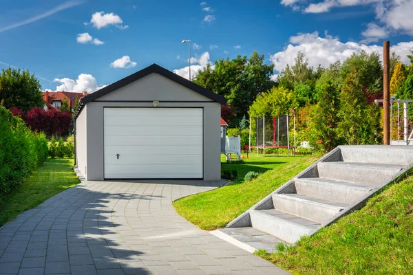 Garage Indépendant Dans Jardin Verdoyant Été — Photo