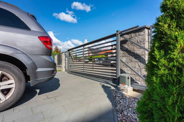 Allée Une Maison Unifamiliale Moderne Avec Portail Automatique — Photo