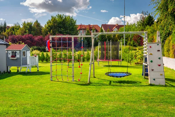 Grüner Garten Mit Einem Schönen Holzhaus Für Kinder Und Einem — Stockfoto