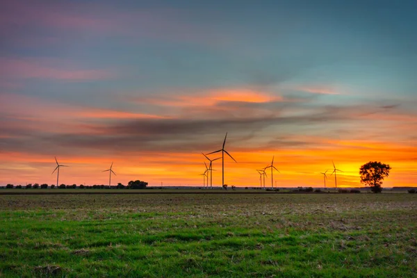 波兰用风力涡轮机把美丽的落日投射在田野上 — 图库照片