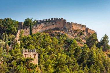 Akdeniz kıyısındaki Alanya şehrinin tepesinde güzel bir kale. Türkiye