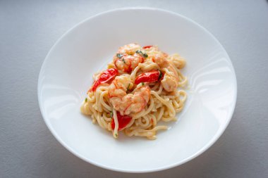 Krema soslu karides ve vişneli domates.