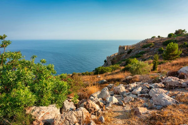 Akdeniz Kıyısındaki Alanya Şehrinin Tepesinde Güzel Bir Kale Türkiye — Stok fotoğraf