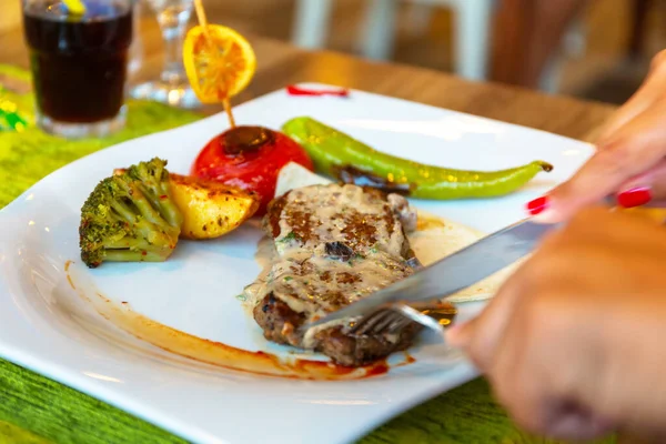 Comer Carne Res Con Verduras Parrilla — Foto de Stock