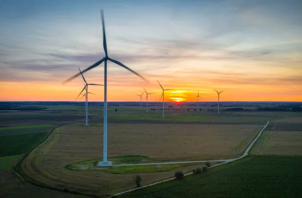 Coucher Soleil Incroyable Sur Terrain Avec Des Éoliennes Pologne — Photo