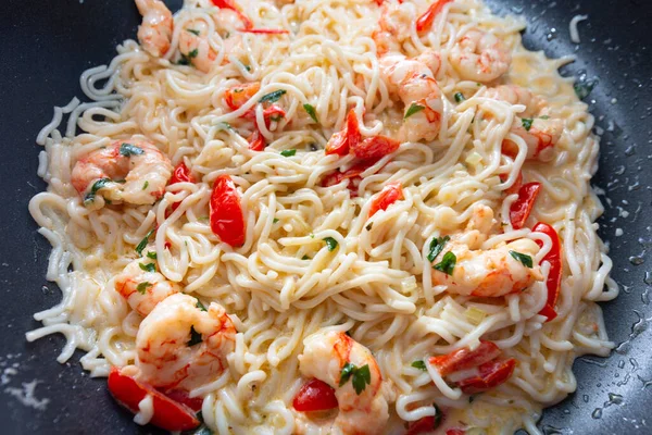 Fideos Con Gambas Salsa Crema Con Tomates Cherry — Foto de Stock