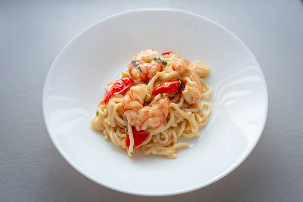 Tagliatelle Con Gamberi Salsa Panna Con Pomodorini — Foto Stock