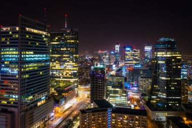 Warszawa, Polonya - 25 Şubat 2021: Modern gökdelenli Warszawa şehir merkezinin güzel mimarisi, Polonya.