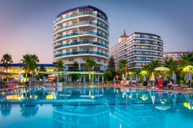 Türker, Türkiye - 19 Temmuz 2021: Türkiye 'nin Alanya ilindeki Eftalia Marin otelinin havuz alanı. Çok sayıda Eftalia otelinin kompleksi Türk Rivierası 'nda yer alıyor.