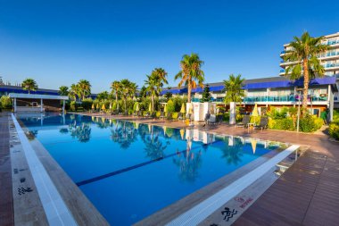 Türker, Türkiye - 20 Temmuz 2021: Türkiye 'nin Alanya ilindeki Eftalia Marin otelinin havuz alanı. Çok sayıda Eftalia otelinin kompleksi Türk Rivierası 'nda yer alıyor.