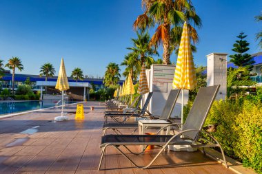 Türker, Türkiye - 20 Temmuz 2021: Türkiye 'nin Alanya ilindeki Eftalia Marin otelinin havuz alanı. Çok sayıda Eftalia otelinin kompleksi Türk Rivierası 'nda yer alıyor.