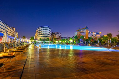 Türker, Türkiye - 21 Temmuz 2021: Türkiye 'nin Alanya ilindeki Eftalia Marin otelinin havuz bölgesi. Çok sayıda Eftalia otelinin kompleksi Türk Rivierası 'nda yer alıyor.