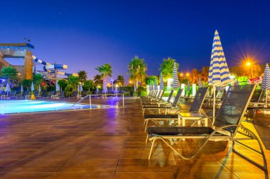 Türker, Türkiye - 21 Temmuz 2021: Türkiye 'nin Alanya ilindeki Eftalia Marin otelinin havuz bölgesi. Çok sayıda Eftalia otelinin kompleksi Türk Rivierası 'nda yer alıyor.