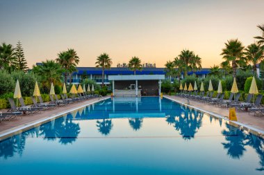 Türker, Türkiye - 21 Temmuz 2021: Türkiye 'nin Alanya ilindeki Eftalia Marin otelinin havuz bölgesi. Çok sayıda Eftalia otelinin kompleksi Türk Rivierası 'nda yer alıyor.