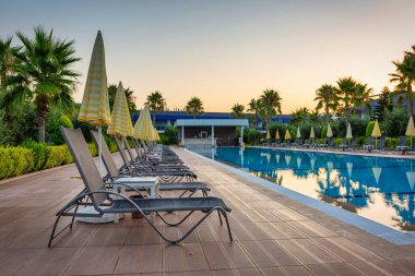 Türker, Türkiye - 21 Temmuz 2021: Türkiye 'nin Alanya ilindeki Eftalia Marin otelinin havuz bölgesi. Çok sayıda Eftalia otelinin kompleksi Türk Rivierası 'nda yer alıyor.