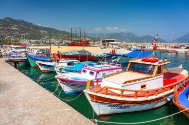 Alanya, Türkiye - 21 Temmuz 2021: Akdeniz 'deki Alanya limanında güzel renkli tekneler, Türkiye