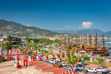 Alanya, Türkiye - 21 Temmuz 2021: Türkiye 'nin Akdeniz kıyısındaki Alanya limanında turistler için korsan gemileri