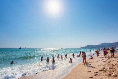 Alanya, Türkiye - 21 Temmuz 2021: Türkiye 'nin Akdeniz kıyısındaki Kleopatra Sahili' nde turistler.