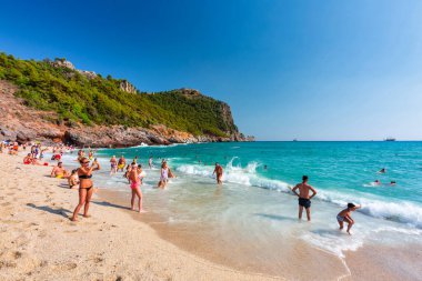 Alanya, Türkiye - 21 Temmuz 2021: Türkiye 'nin Akdeniz kıyısındaki Kleopatra Sahili' nde turistler.