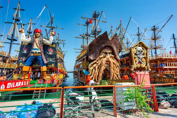 Alanya Turchia Luglio 2021 Navi Pirata Turisti Nel Porto Alanya — Foto Stock