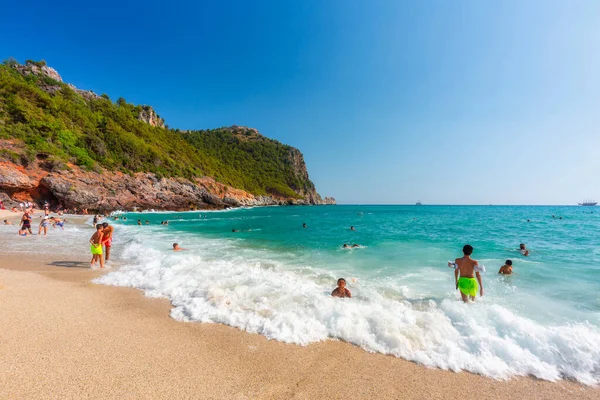 Alanya Turquía Julio 2021 Turistas Playa Cleopatra Alanya Mar Mediterráneo — Foto de Stock