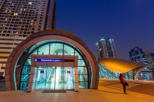 Entrada para a estação de metro em Dubai Internet City, Emirados Árabes Unidos — Fotografia de Stock