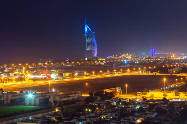 Burj Al Arab hotel em Dubai à noite, Emirados Árabes Unidos — Fotografia de Stock