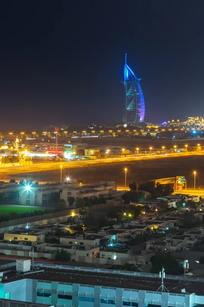 Hotel Burj Al Arab en Dubai por la noche, Emiratos Árabes Unidos —  Fotos de Stock