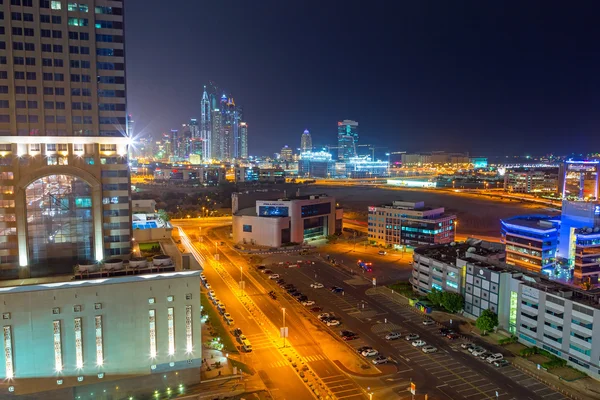 Parc technologique à Dubaï Internet City au crépuscule, EAU — Photo